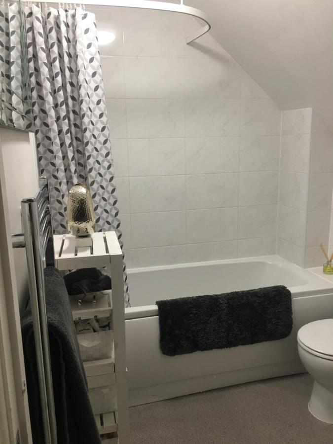 Comfortable Rooms With Live In Host, Walking Distance To The High St & More Гластонбери Экстерьер фото