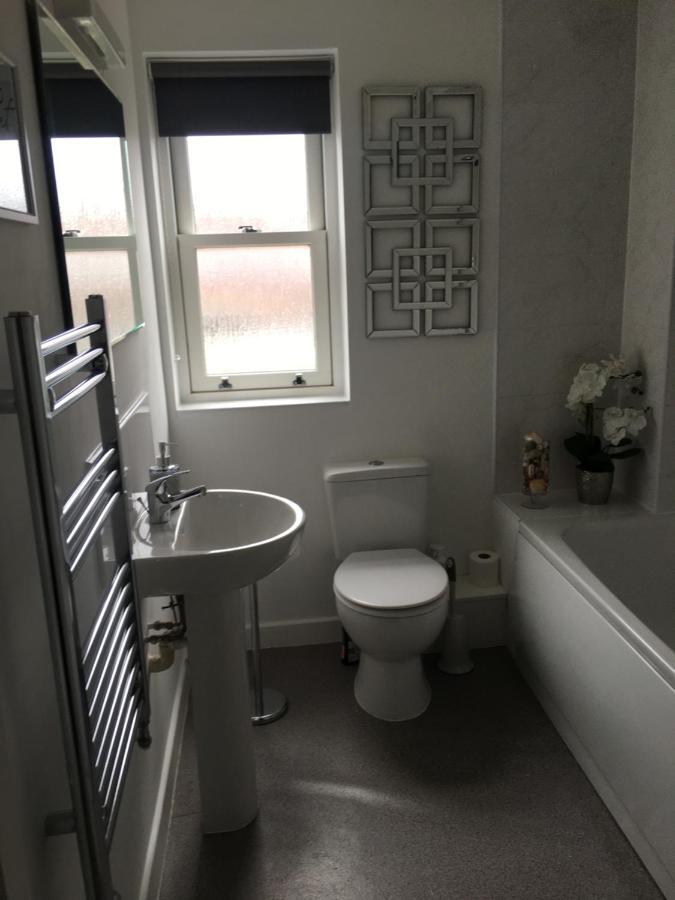 Comfortable Rooms With Live In Host, Walking Distance To The High St & More Гластонбери Экстерьер фото